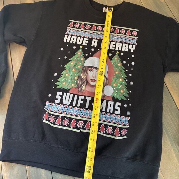 Gildan Blac Merry Swift-Mas Christmas Swiftie Sweatshirt Womens Size M (XM6) - Picture 5 of 5